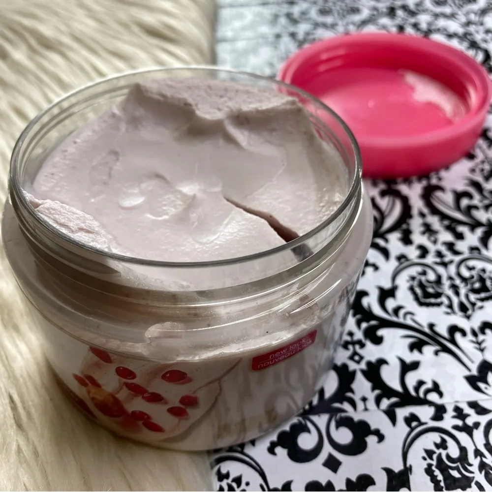 NWT Dove : 10.5 oz pomegranate seeds & shea butter fully body exfoliating  scrub